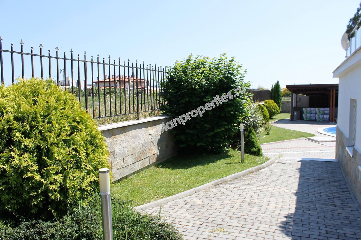 Мебелирано студио за продажба в красив комплекс в курорта Свети Влас