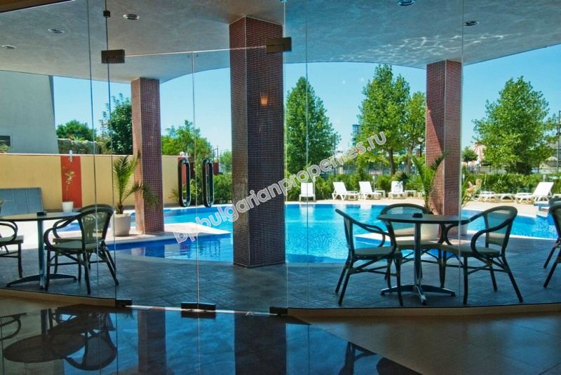 Мебелирано просторно студио близо до плажа за продажба в курорта Слънчев Бряг