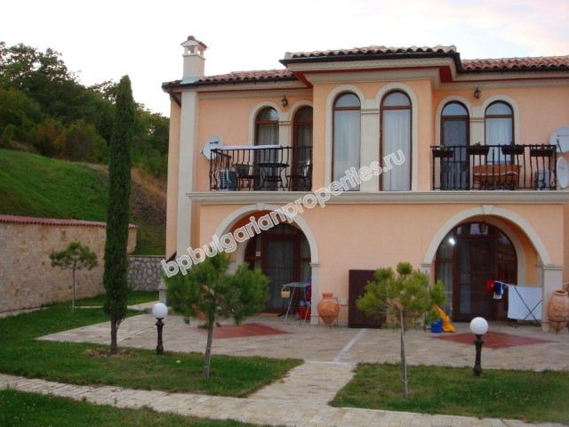 Луксозен мебелиран двуетажен таунхаус за продажба близо до плажа в курорта Елените