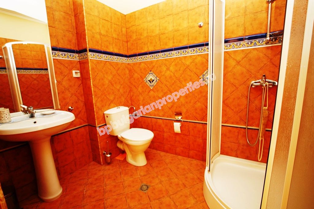 Луксозен мебелиран двуетажен таунхаус за продажба близо до плажа в курорта Елените