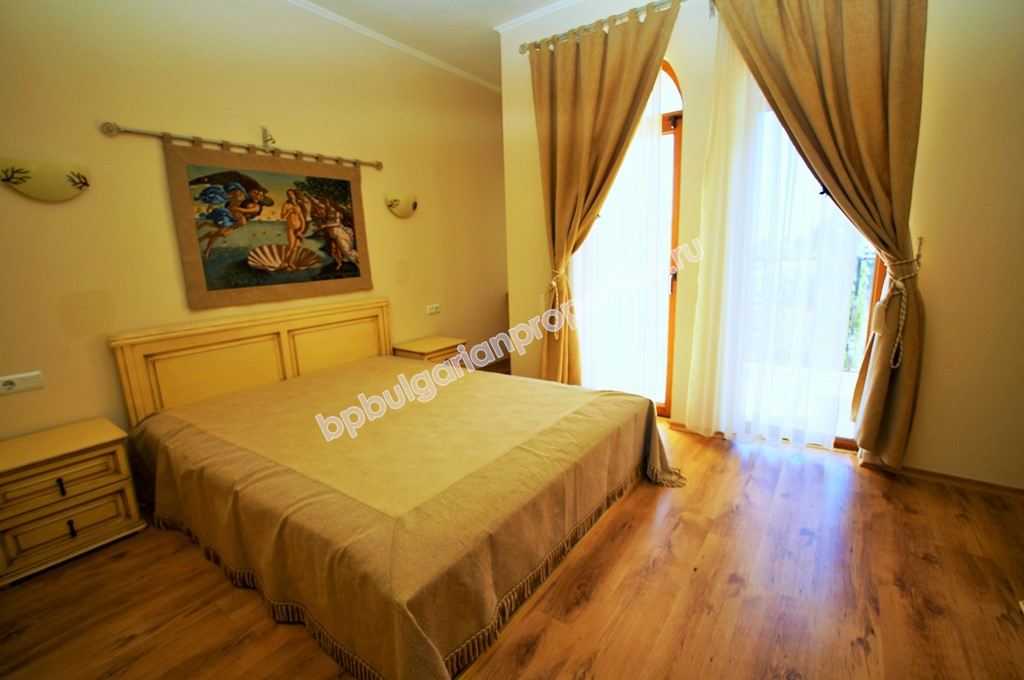 Луксозен мебелиран двуетажен таунхаус за продажба близо до плажа в курорта Елените