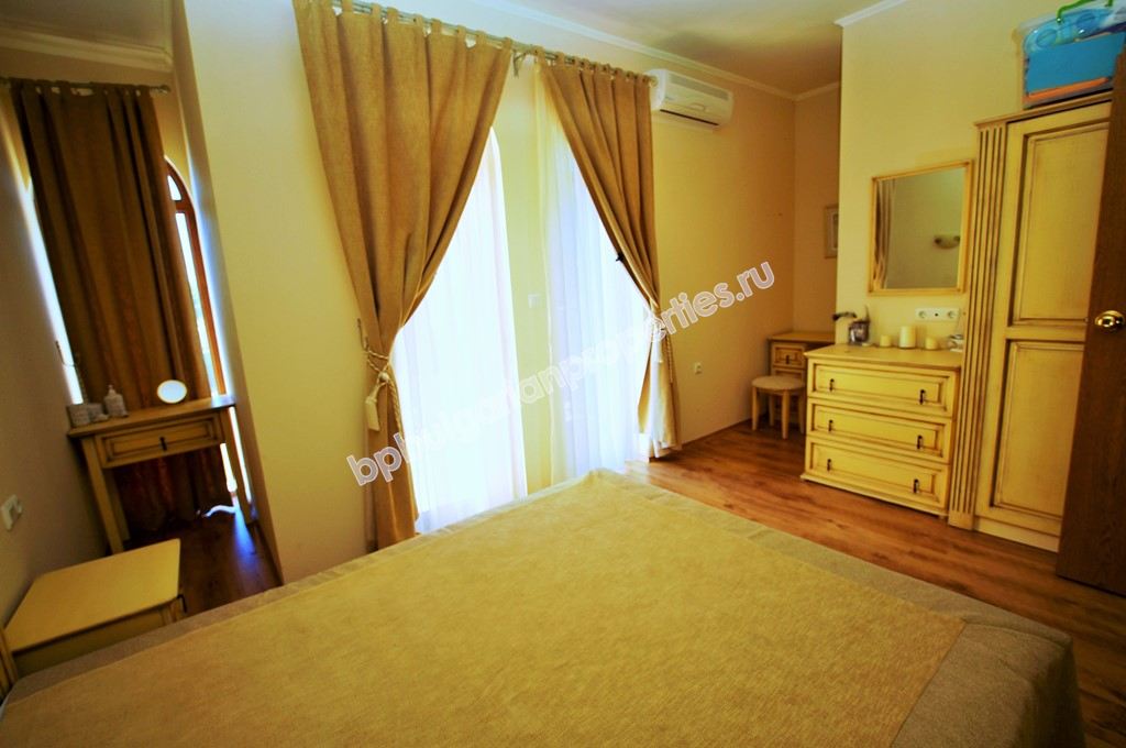 Луксозен мебелиран двуетажен таунхаус за продажба близо до плажа в курорта Елените