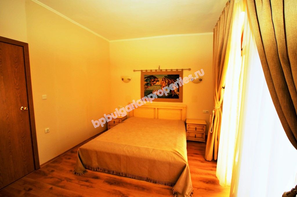 Луксозен мебелиран двуетажен таунхаус за продажба близо до плажа в курорта Елените