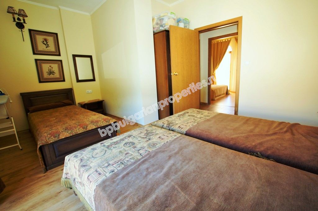 Луксозен мебелиран двуетажен таунхаус за продажба близо до плажа в курорта Елените