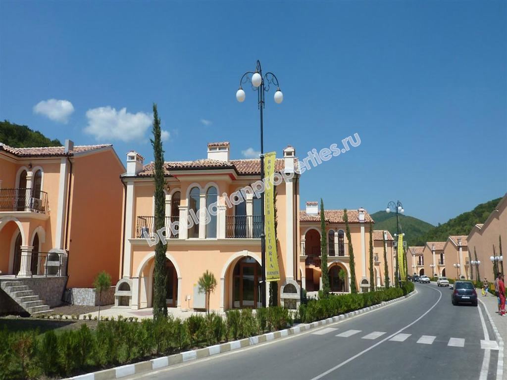 Луксозен мебелиран двуетажен таунхаус за продажба близо до плажа в курорта Елените