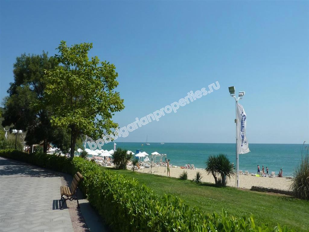 Луксозен мебелиран двуетажен таунхаус за продажба близо до плажа в курорта Елените