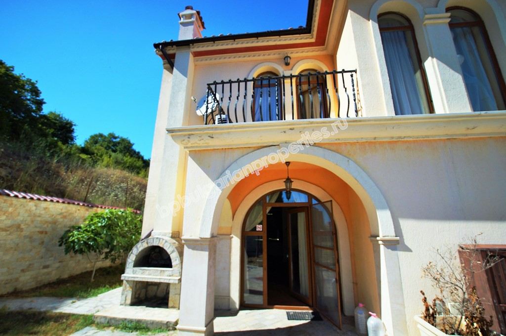 Луксозен мебелиран двуетажен таунхаус за продажба близо до плажа в курорта Елените