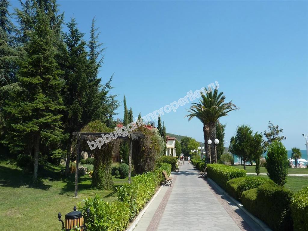 Луксозен мебелиран двуетажен таунхаус за продажба близо до плажа в курорта Елените