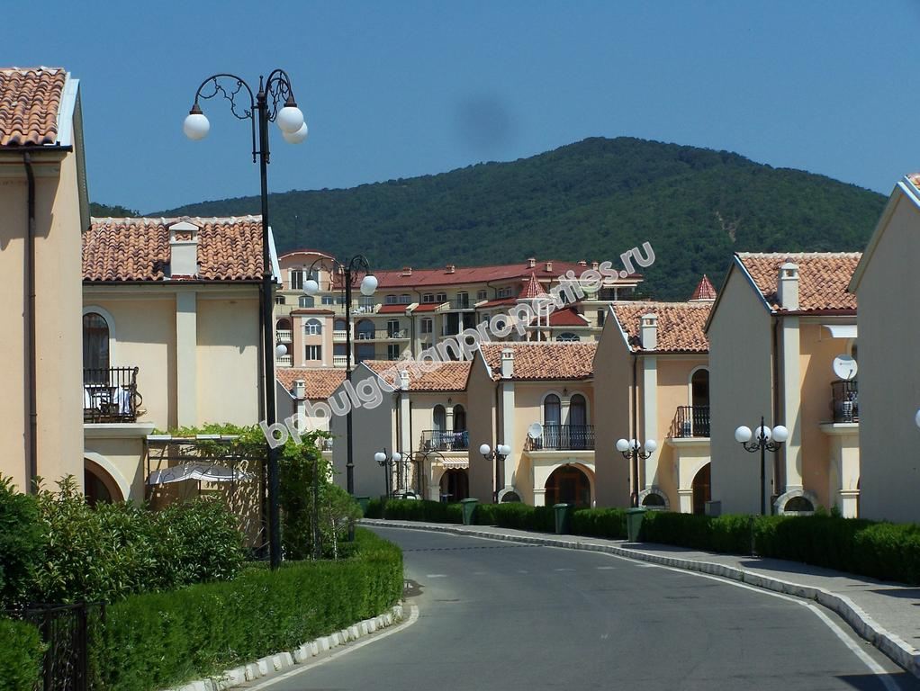 Луксозен мебелиран двуетажен таунхаус за продажба близо до плажа в курорта Елените