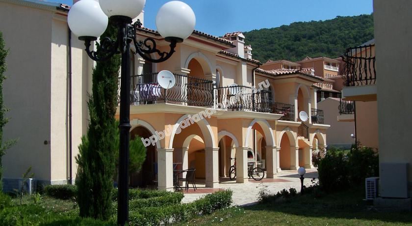 Луксозен мебелиран двуетажен таунхаус за продажба близо до плажа в курорта Елените