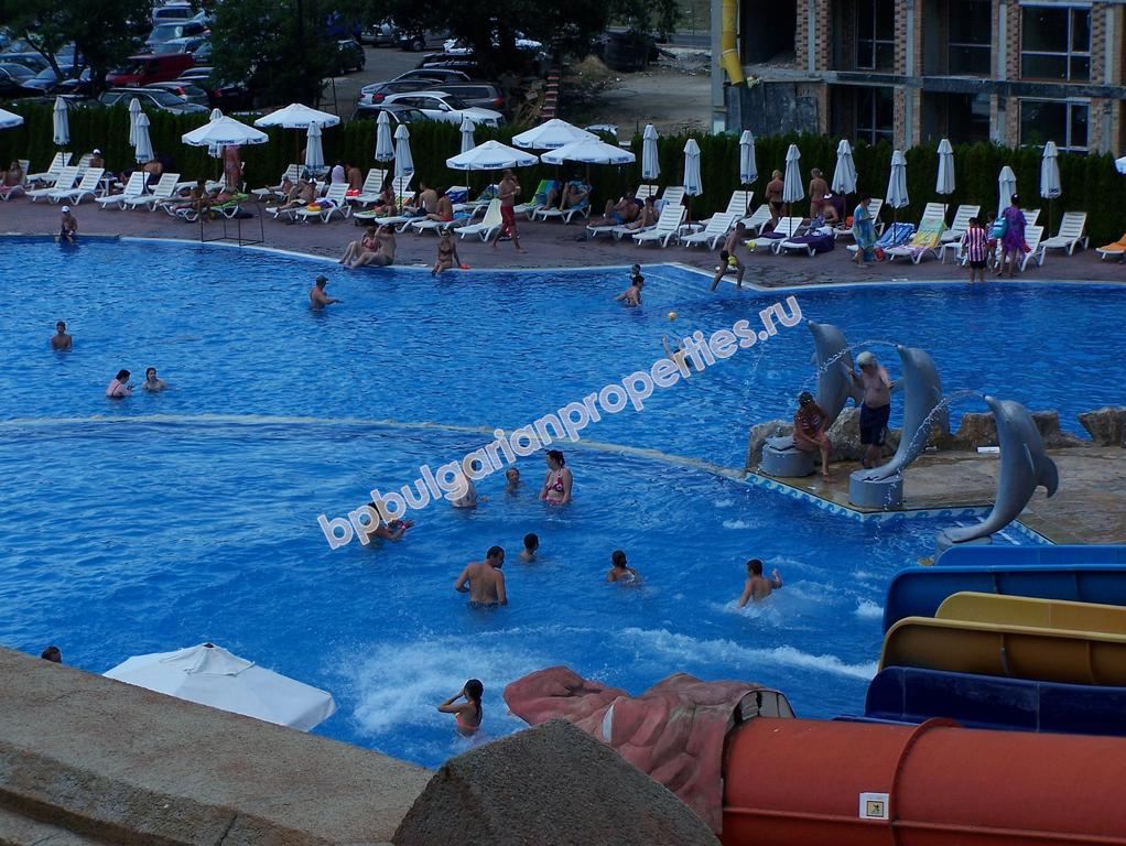 Луксозен мебелиран двуетажен таунхаус за продажба близо до плажа в курорта Елените