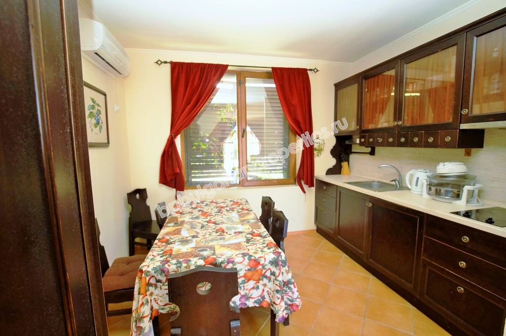 Луксозен мебелиран двуетажен таунхаус за продажба близо до плажа в курорта Елените