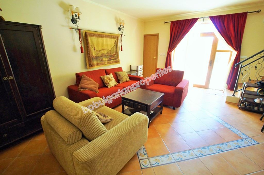 Луксозен мебелиран двуетажен таунхаус за продажба близо до плажа в курорта Елените