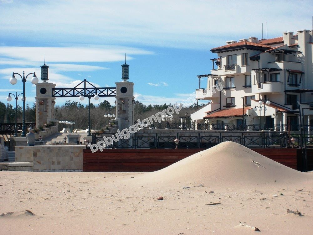 Луксозен двустаен апартамент за продажба на първа линия море в курорта Лозенец