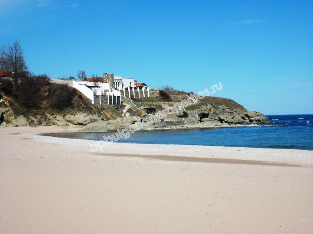 Луксозен двустаен апартамент за продажба на първа линия море в курорта Лозенец