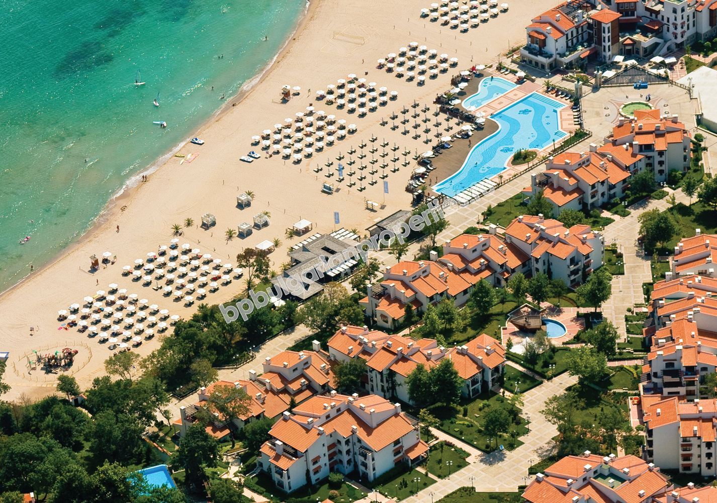 Луксозен двустаен апартамент за продажба на първа линия море в курорта Лозенец