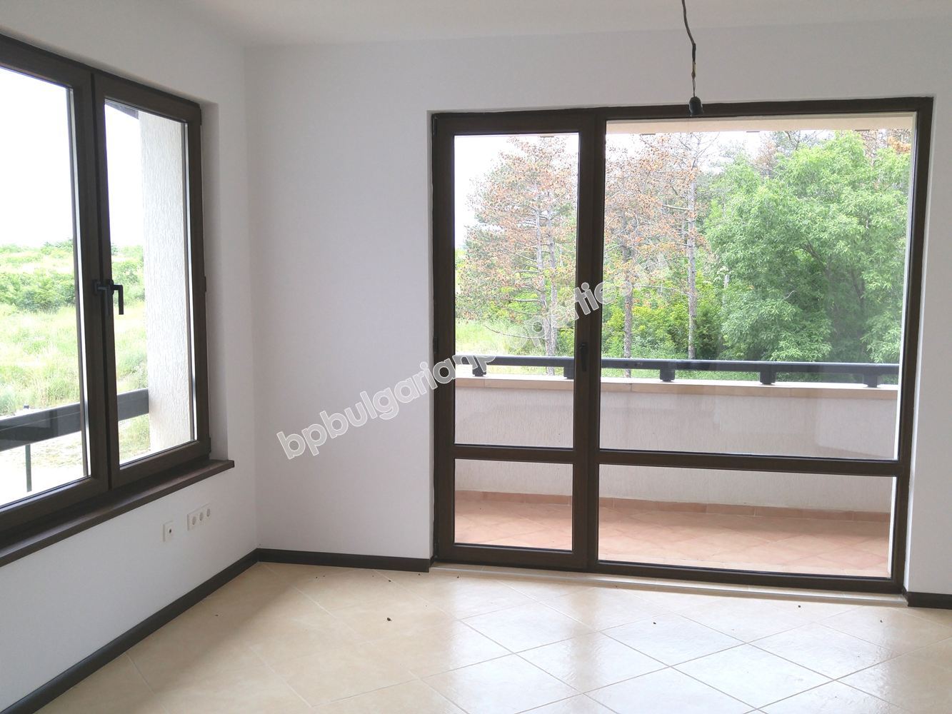 Луксозен двустаен апартамент за продажба на първа линия море в курорта Лозенец