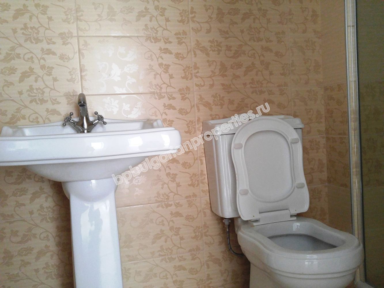 Луксозен двустаен апартамент за продажба на първа линия море в курорта Лозенец