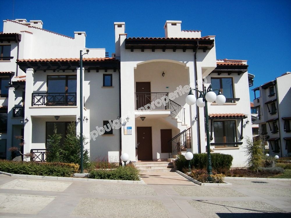 Луксозен двустаен апартамент за продажба на първа линия море в курорта Лозенец