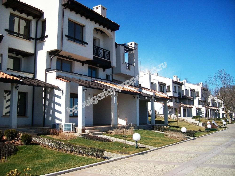 Луксозен двустаен апартамент за продажба на първа линия море в курорта Лозенец