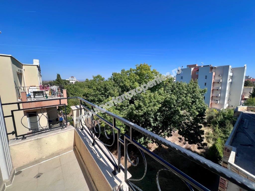 Изгодна препродажба - тристаен апартамент в затворен комплекс близо до морето