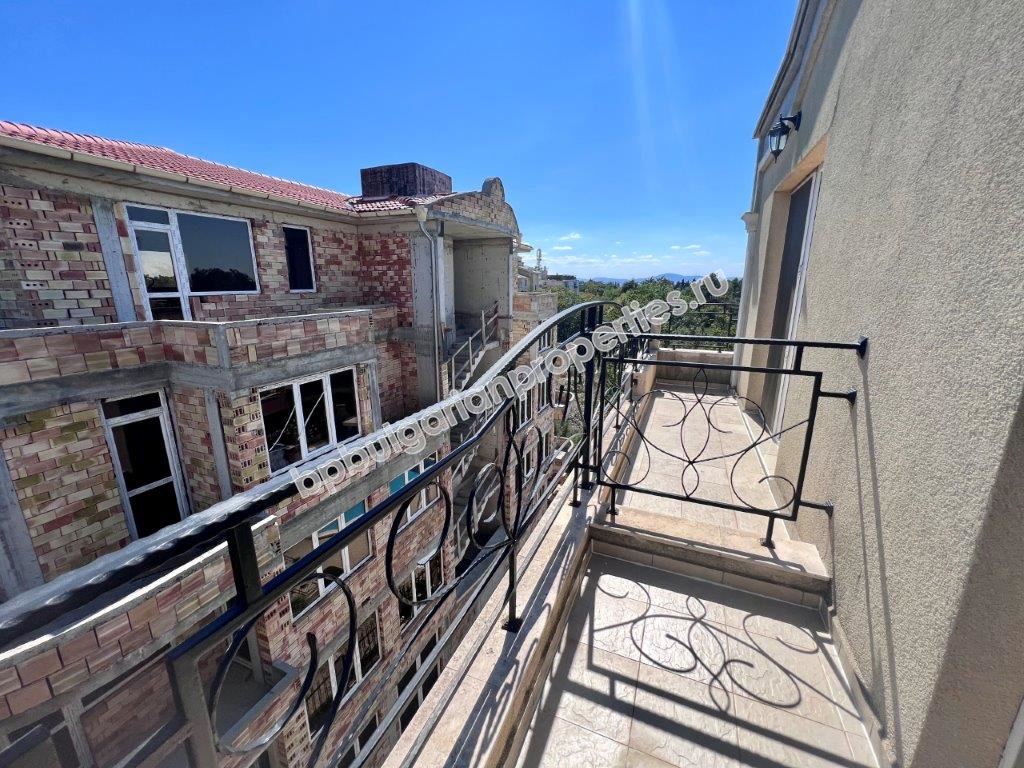 Изгодна препродажба - тристаен апартамент в затворен комплекс близо до морето