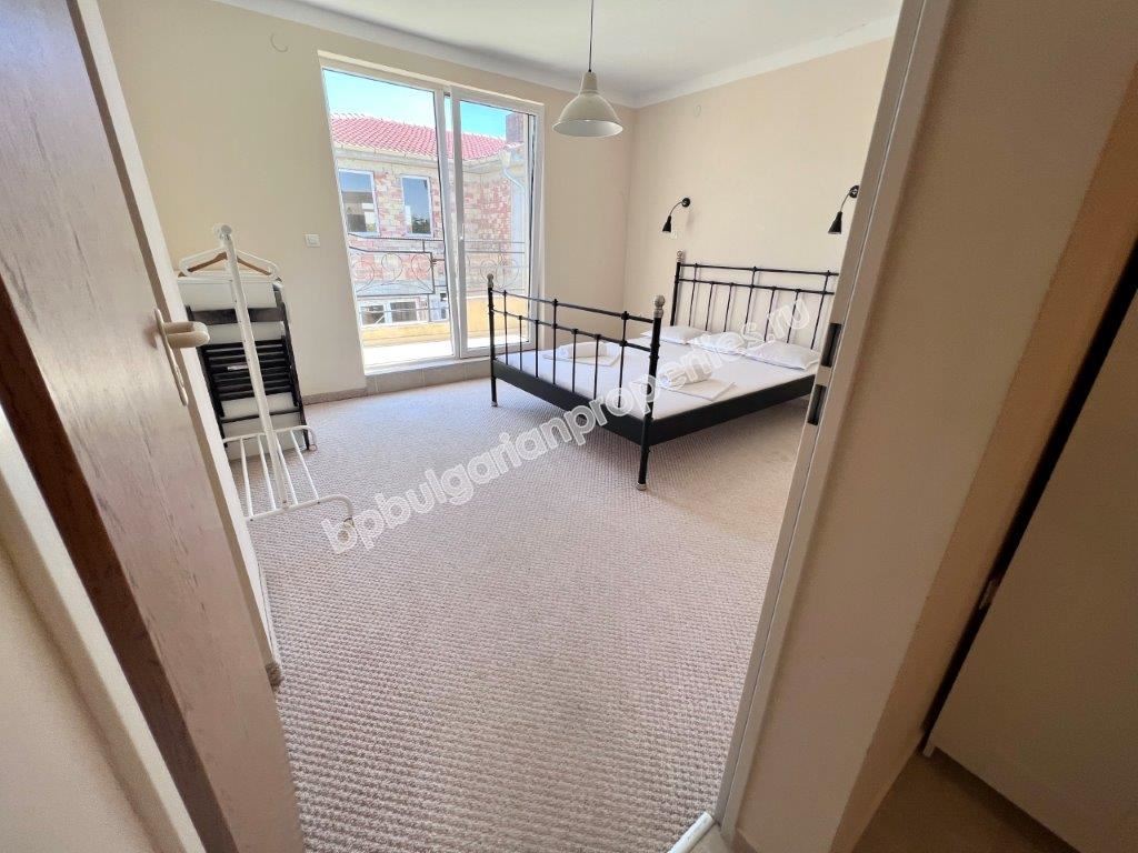 Изгодна препродажба - тристаен апартамент в затворен комплекс близо до морето