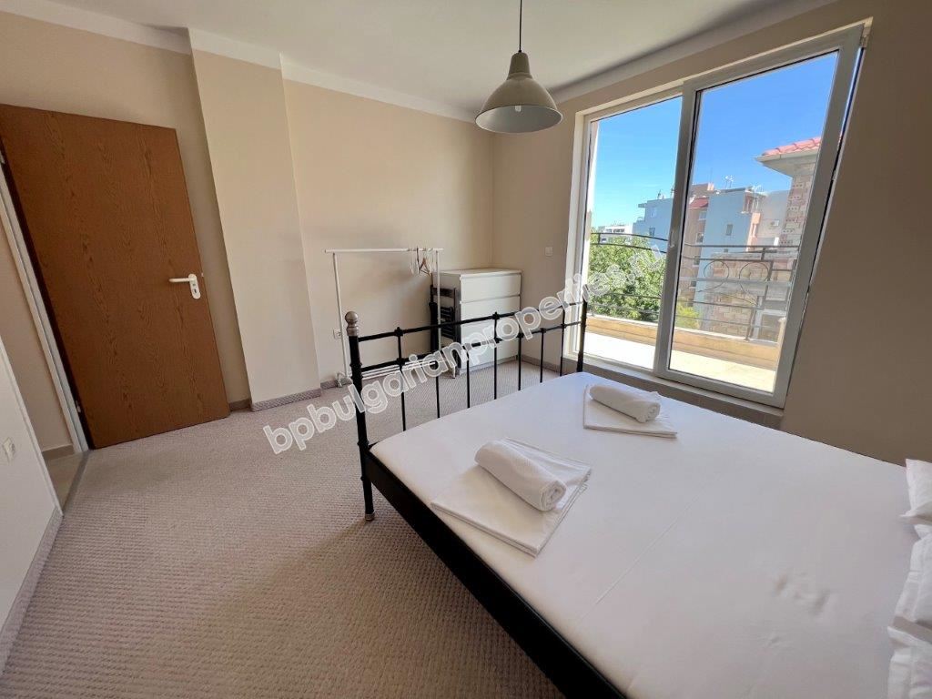 Изгодна препродажба - тристаен апартамент в затворен комплекс близо до морето