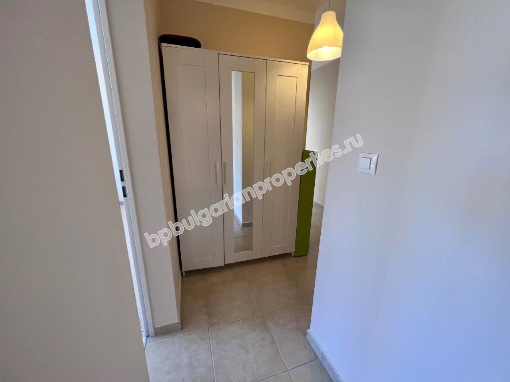 Изгодна препродажба - тристаен апартамент в затворен комплекс близо до морето