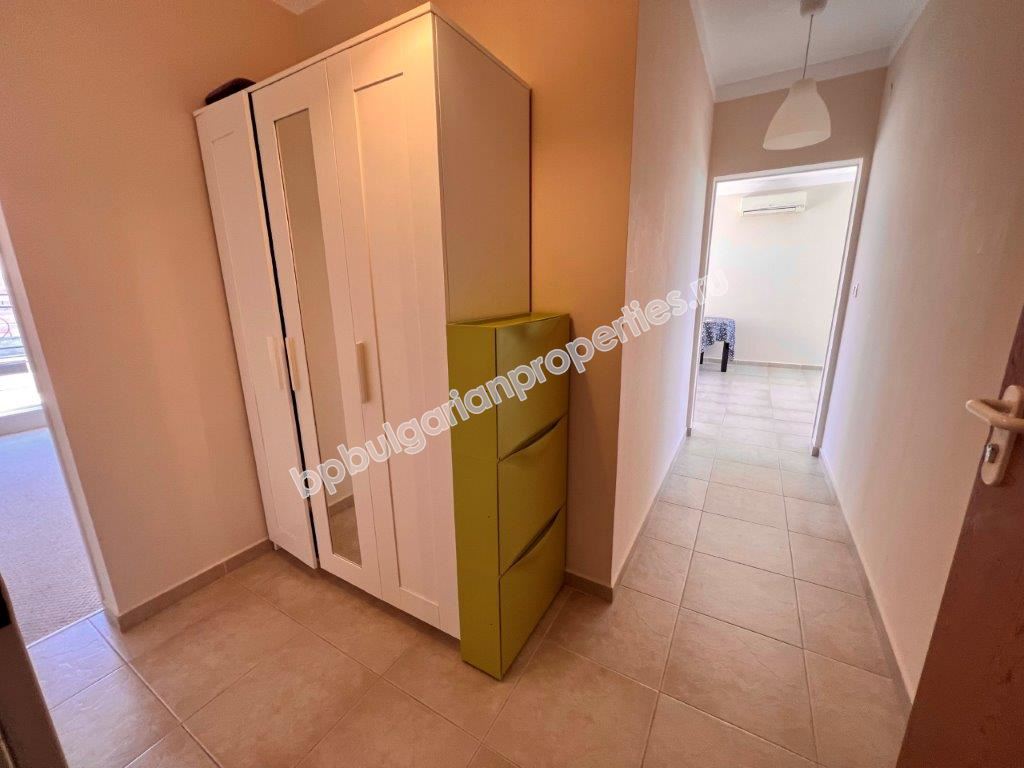 Изгодна препродажба - тристаен апартамент в затворен комплекс близо до морето