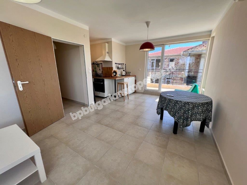 Изгодна препродажба - тристаен апартамент в затворен комплекс близо до морето