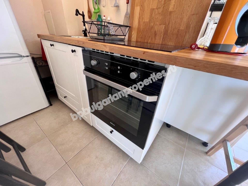 Изгодна препродажба - тристаен апартамент в затворен комплекс близо до морето