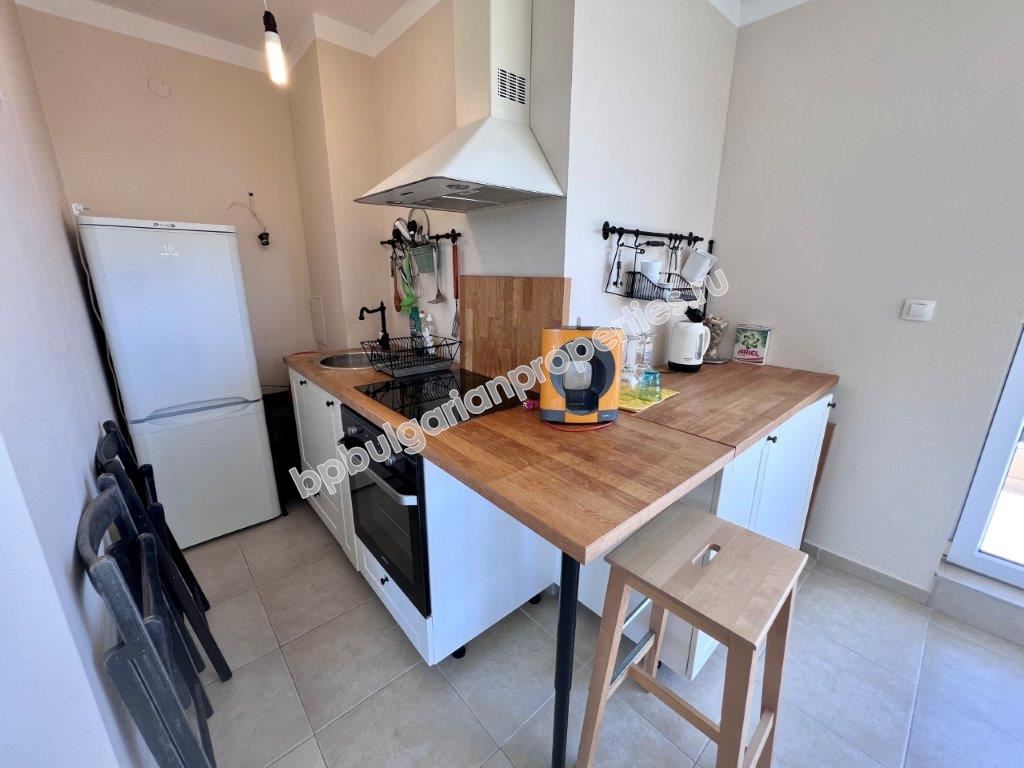 Изгодна препродажба - тристаен апартамент в затворен комплекс близо до морето