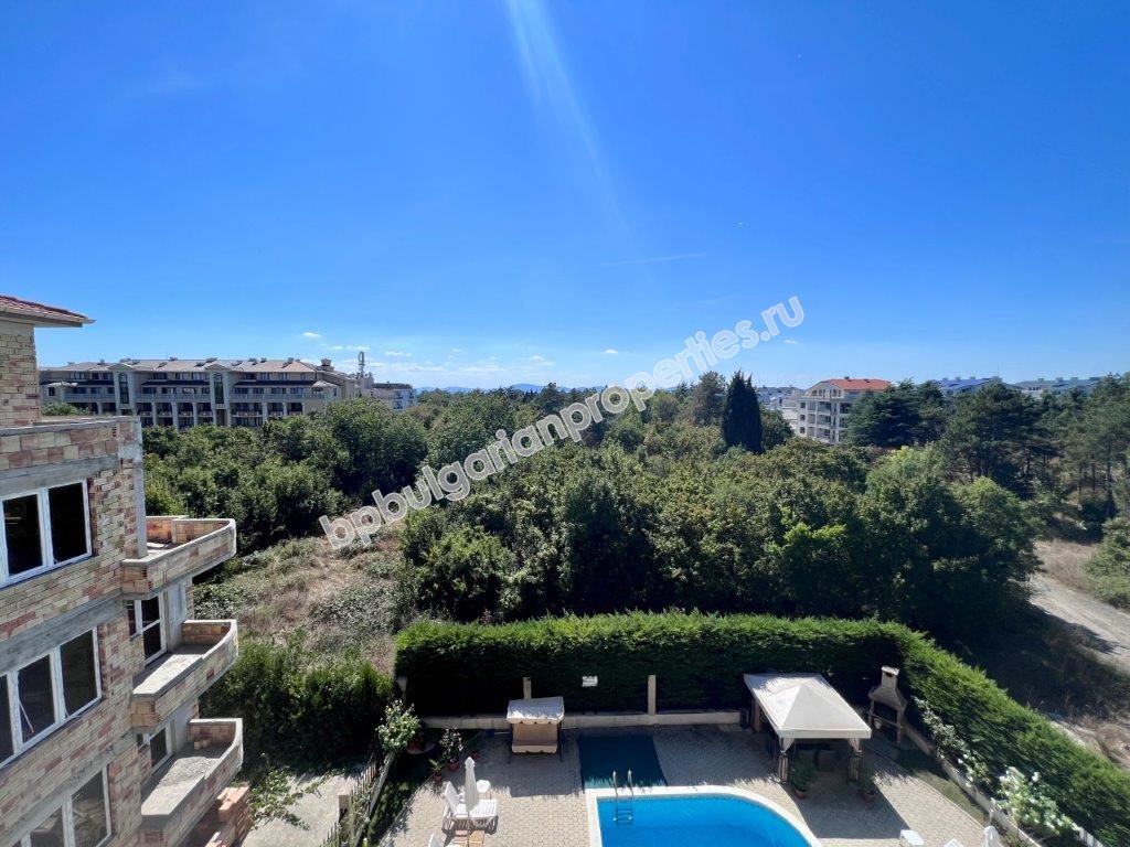 Изгодна препродажба - тристаен апартамент в затворен комплекс близо до морето