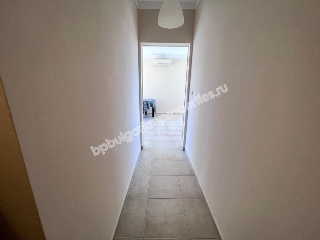 Изгодна препродажба - тристаен апартамент в затворен комплекс близо до морето