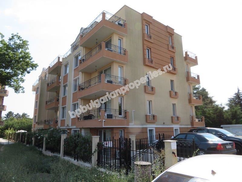 Изгодна препродажба - тристаен апартамент в затворен комплекс близо до морето