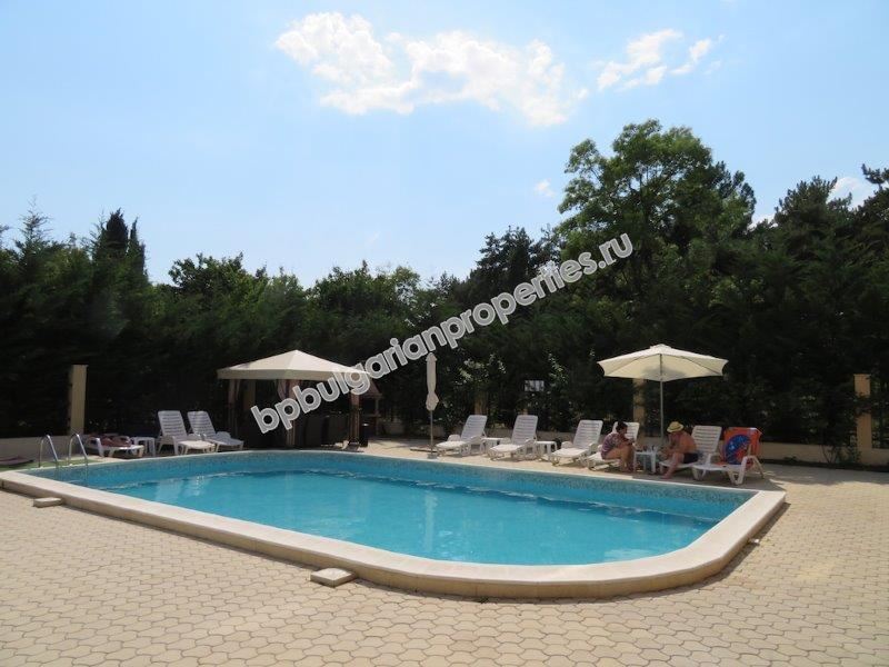 Изгодна препродажба - тристаен апартамент в затворен комплекс близо до морето