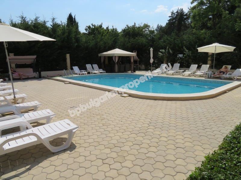 Изгодна препродажба - тристаен апартамент в затворен комплекс близо до морето