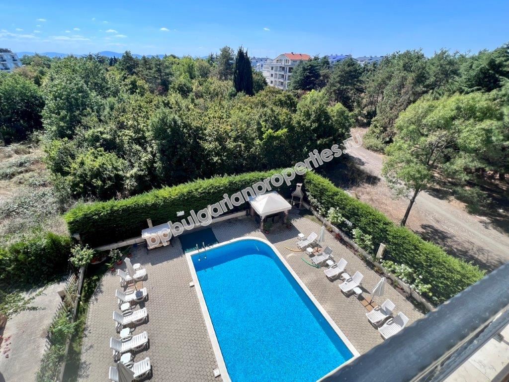 Изгодна препродажба - тристаен апартамент в затворен комплекс близо до морето