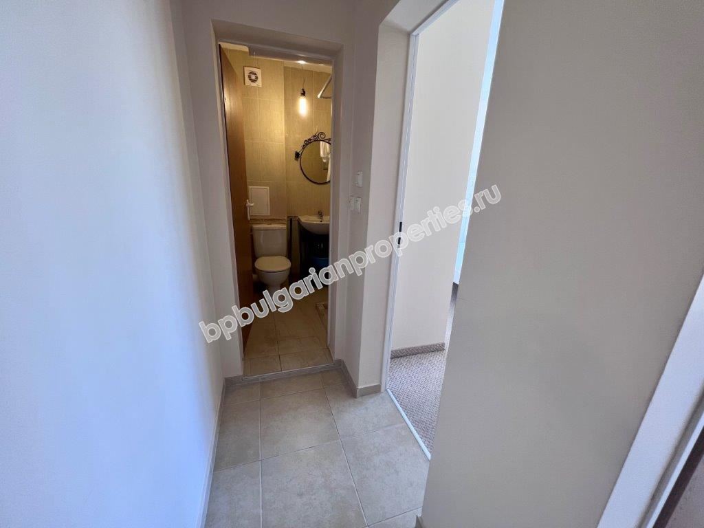 Изгодна препродажба - тристаен апартамент в затворен комплекс близо до морето