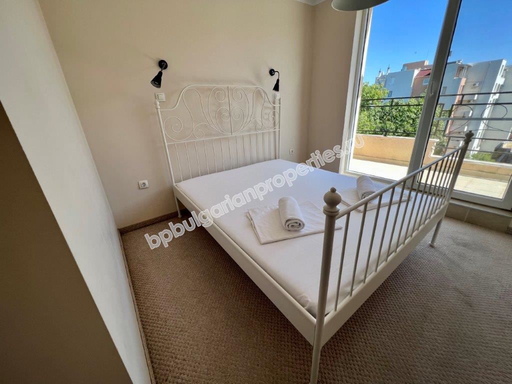 Изгодна препродажба - тристаен апартамент в затворен комплекс близо до морето