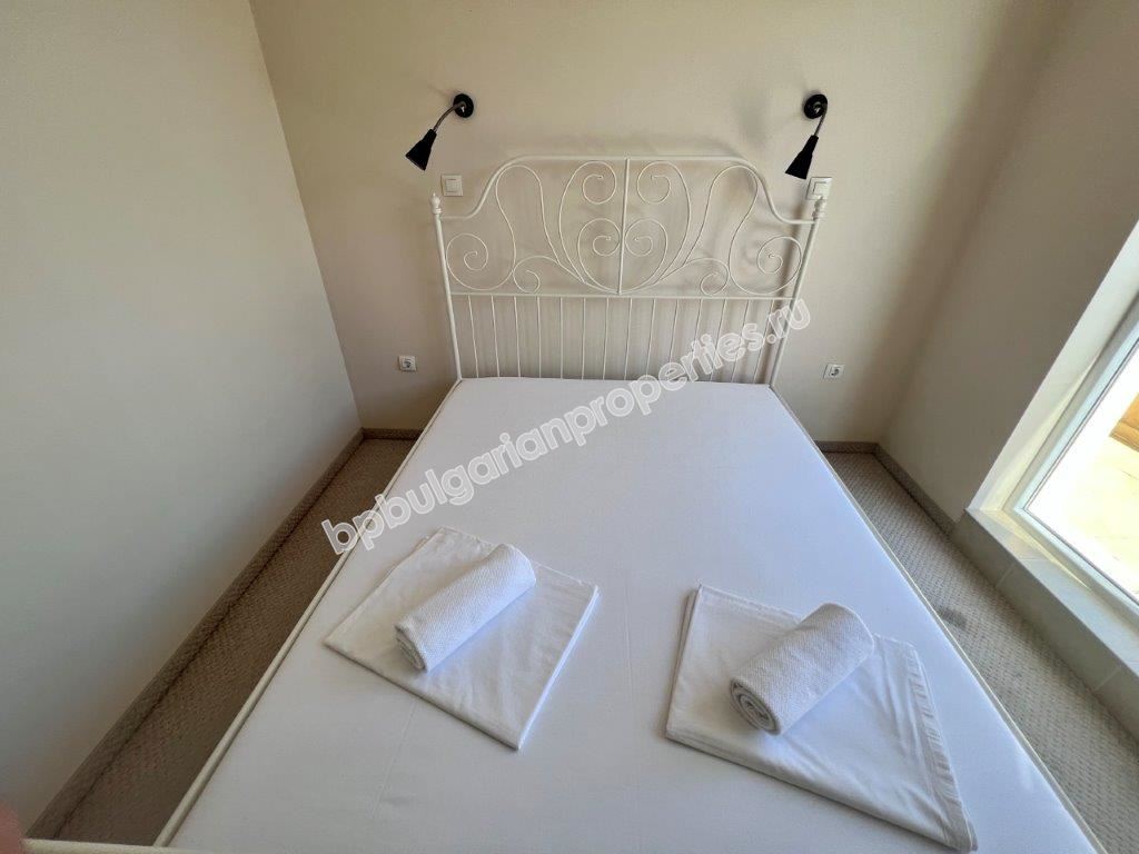 Изгодна препродажба - тристаен апартамент в затворен комплекс близо до морето