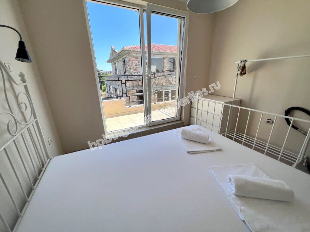 Изгодна препродажба - тристаен апартамент в затворен комплекс близо до морето