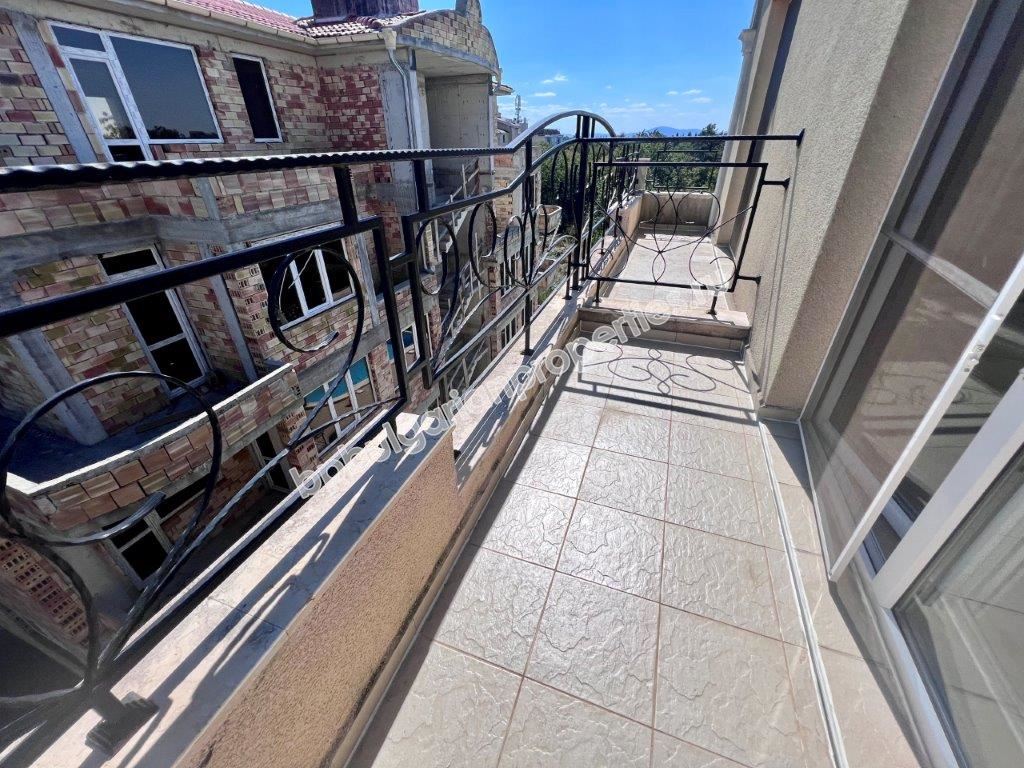 Изгодна препродажба - тристаен апартамент в затворен комплекс близо до морето