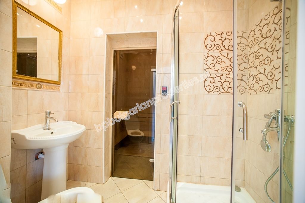 Уникална луксозно мебелирана триетажна къща за продажба в град Созопол