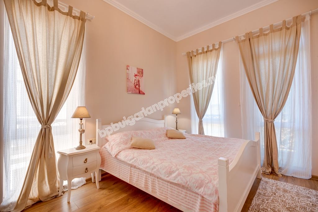 Уникална луксозно мебелирана триетажна къща за продажба в град Созопол