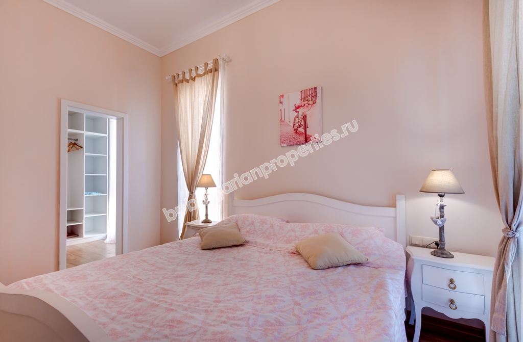 Уникална луксозно мебелирана триетажна къща за продажба в град Созопол