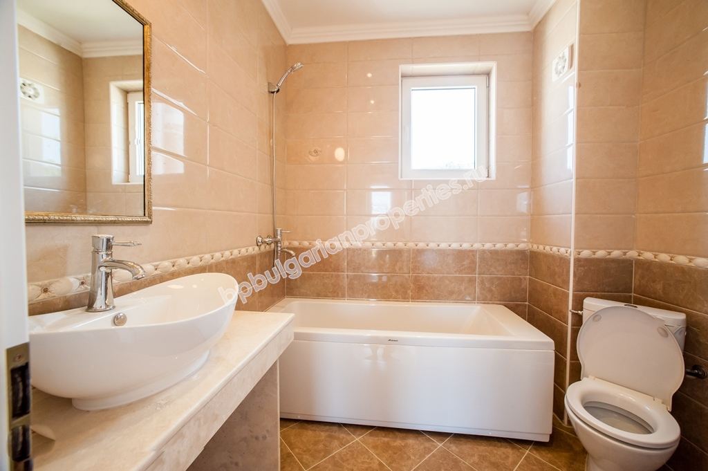 Уникална луксозно мебелирана триетажна къща за продажба в град Созопол