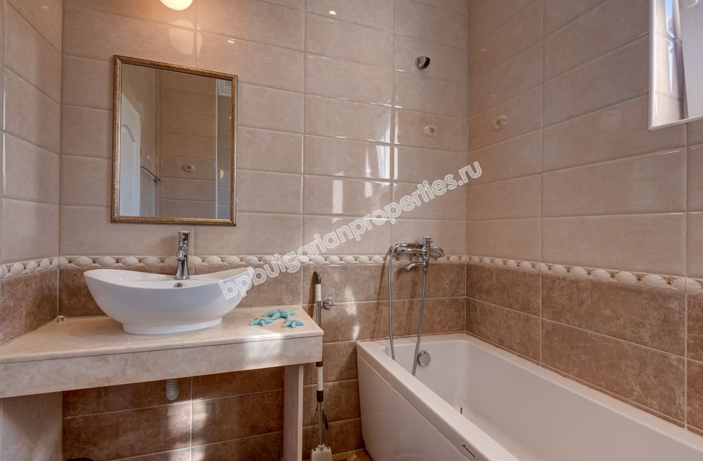 Уникална луксозно мебелирана триетажна къща за продажба в град Созопол