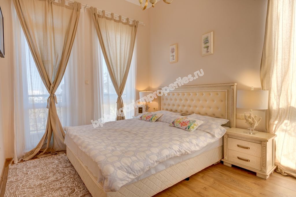 Уникална луксозно мебелирана триетажна къща за продажба в град Созопол